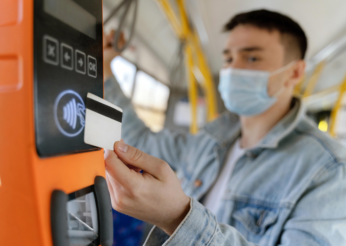 Терминалы безналичной оплаты появятся во всех автобусах Нижнего Новгорода до конца 2022 года
